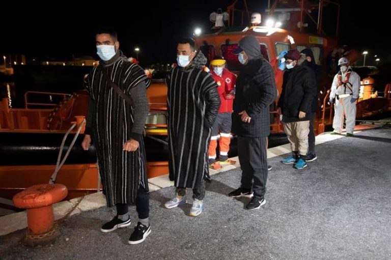 Rescatan a 36 inmigrantes de otra patera de la que tiraron anoche un cadáver