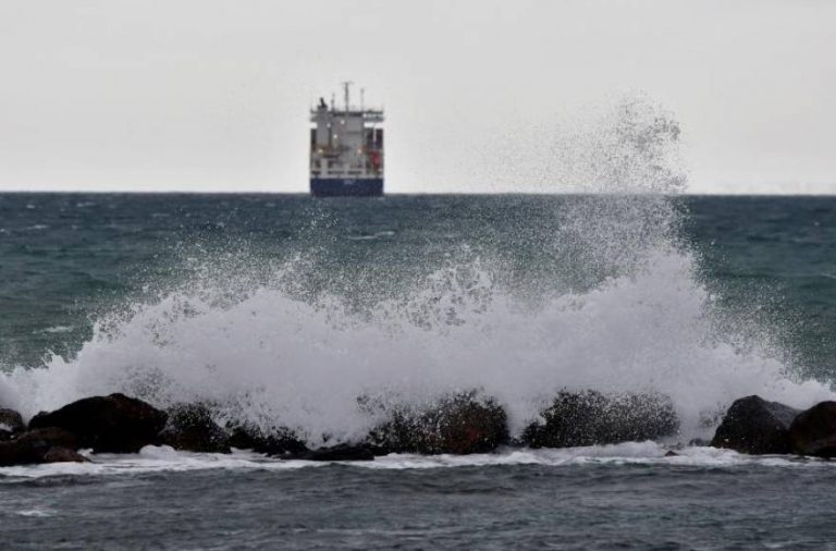 Alerta por olas, lluvia y viento en España