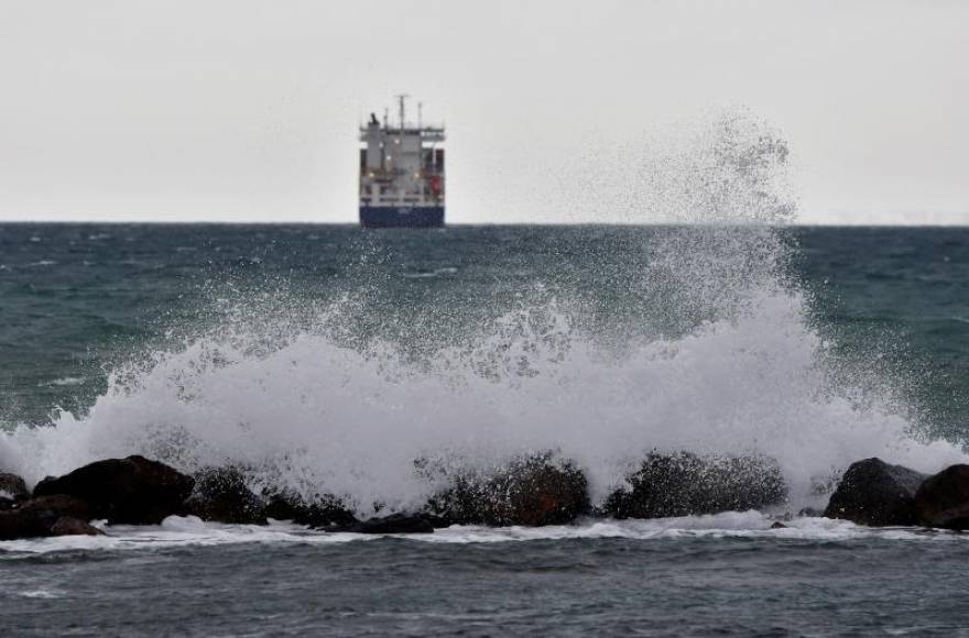 FOTOGRAFÍA. ALMERÍA (ESPAÑA), 08.02.2021. Playa de El Zapillo en Almería capital, hoy cuando la Agencia Estatal de Meteorología (Aemet). Efe