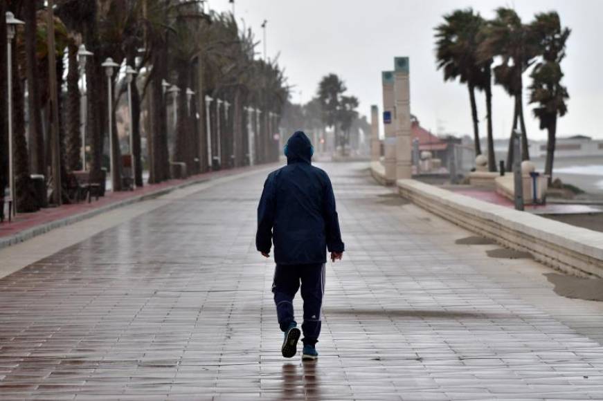 FOTOGRAFÍA. ALMERÍA (ESPAÑA), 10.02.2021. Una persona camina por el Paseo Marítimo de Almería. Efe