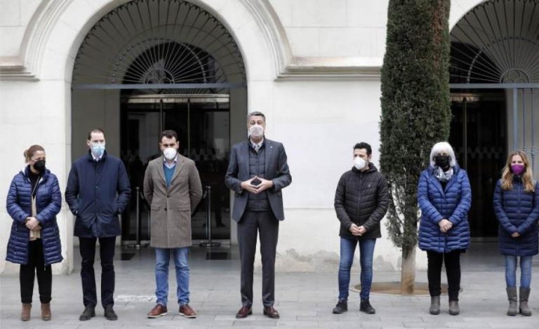 Minuto de silencio en memoria del menor fallecido tras ser apuñalado en una pelea callejera con otro menor en Badalona