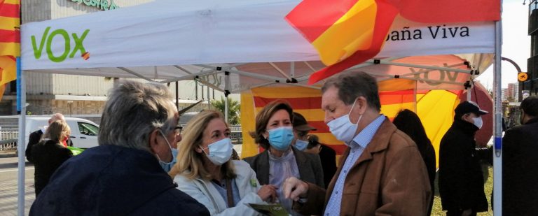 La médica María García Fuster, número 4 de VOX por Barcelona al 14F visita una carpa de los verdes en Les Cortes (Barcelona)