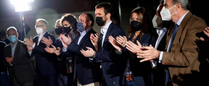 FOTOGRAFÍA. BARCELONA (ESPAÑA), 12.02.2021. El presidente del Partido Popular, Pablo Casado Blanco (c), junto a varios de los candidatos, Efe