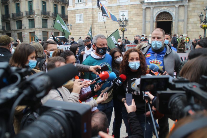 FOTOGRAFÍA. BARCELONA (ESPAÑA), 12.02.2021. Las Fuerzas y Cuerpos de Seguridad de Estados protestan en Plaza San Jaime de Barcelona. ñ Pueblo (21)