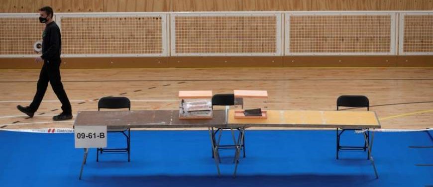 FOTOGRAFÍA. BARCELONA (ESPAÑA), 13.02.2021. Operarios con los preparativos del colegio electoral instalado en el Pabellón. Efe