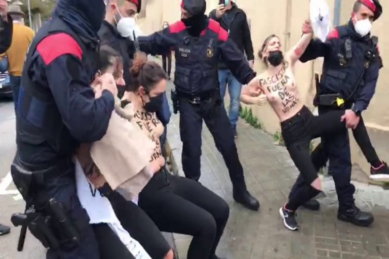 El candidato de VOX al 14F catalán y su mujer son acosados y atacados por grupos feministas separatistas y de ultraizquierda