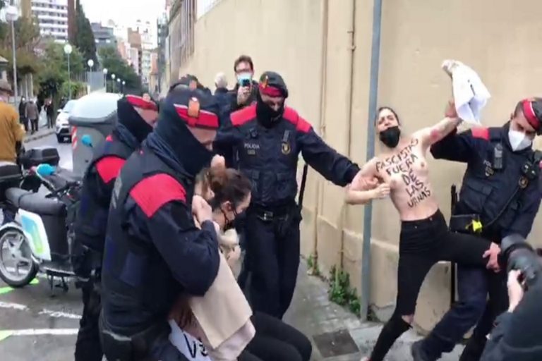 FOTOGRAFÍA. BARCELONA (ESPAÑA), 14.02.2021. Rechazada la demanda de Un Tío Blanco Hetero contra feminazis . El candidato de VOX a la presidencia del Gobierno de la Generalidad de Cataluña a las elecciones autonómicas catalanas de este domingo, Ignacio Garriga Vaz de Conceiçao, y su mujer son víctima de un acoso ideológico separatista y de ultraizquierda ante las puertas del colegio electoral. Garriga ha llamado a votar masivamente para devolver a Cataluña su libertad arrebatada por esos grupos separatistas y de ultraizquierda. Se ha Registrado varios feminazis en la zona atacando a gritos al candidato de la Resistencia. Lasvocesdelpueblo (Ñ Pueblo)