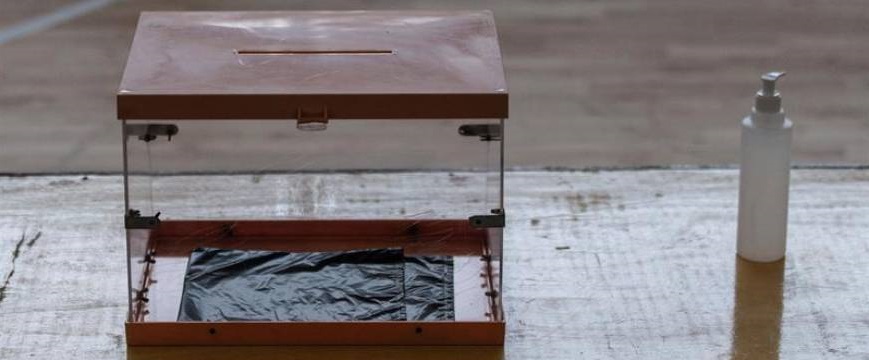 FOTOGRAFÍA. BARCELONA (ESPAÑA), 14.02.2021. Vista de una Mesa electoral para las elecciones autonómicas catalanas de este domingo, 14 de febrero de 2021 (14F). Efe