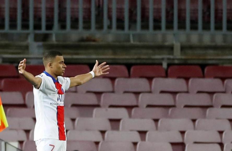 FOTOGRAFÍA. BARCELONA (ESPAÑA), 16.02.2021. El delantero del París Saint-Germain Kylian Mbappe celebra tras marcar el cuarto gol ante el FC Barcelona.Efe