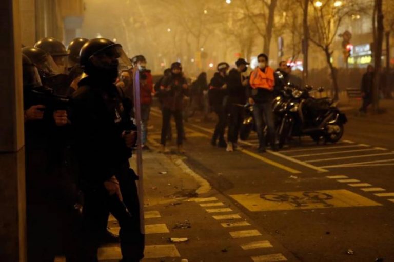 Cargas policiales en la manifestación de apoyo al delincuente rapero separatista de ultraizquierda Pablo Hasel