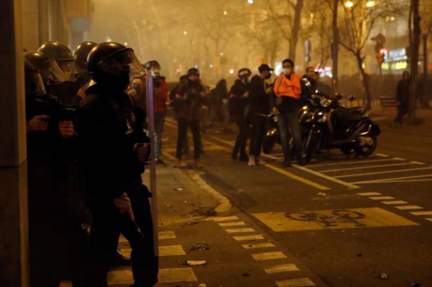 FOTOGRAFÍA. BARCELONA (ESPAÑA), 16.02.2021. Varios Mossos durante una concentración en apoyo al delincuente separatista rapero Pablo Hasel. Efe