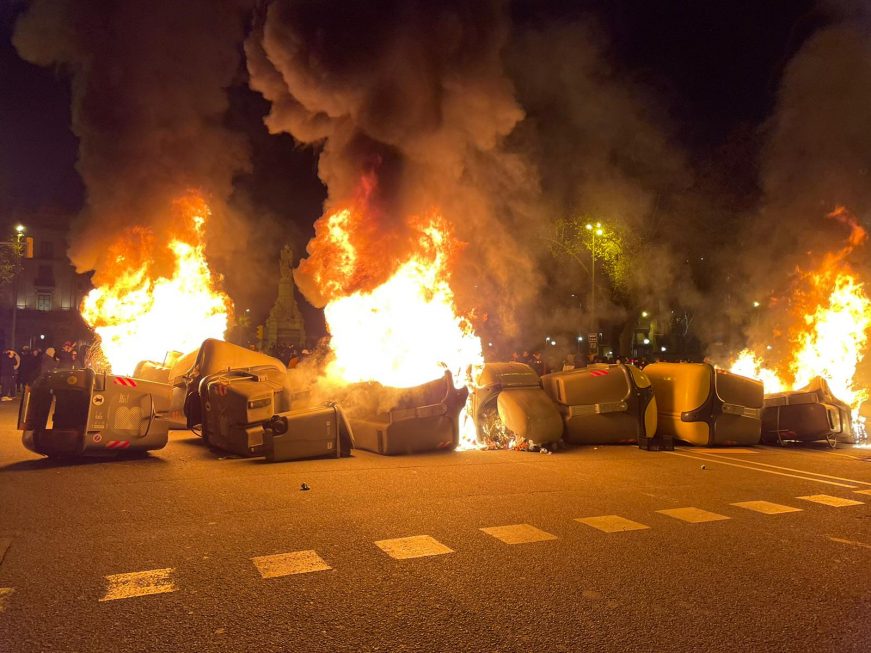 FOTOGRAFÍA. BARCELONA (ESPAÑA), 19.02.2021. Aspecto de la violencia de la extrema izquierda y del separatismo de viernes. Ñ Pueblo (2)