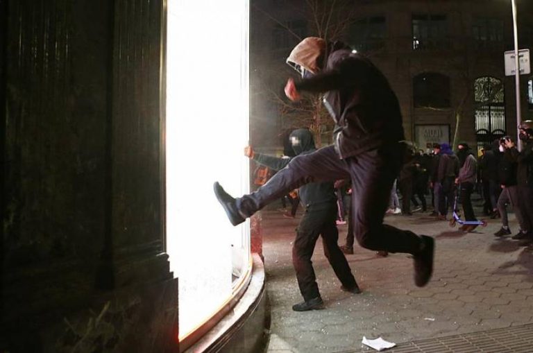 Los Mozos han detenido a 129 violentos durante los robos populares y saqueos de grupos de ultraizquierda y separatismo en apoyo a Pablo Hasel