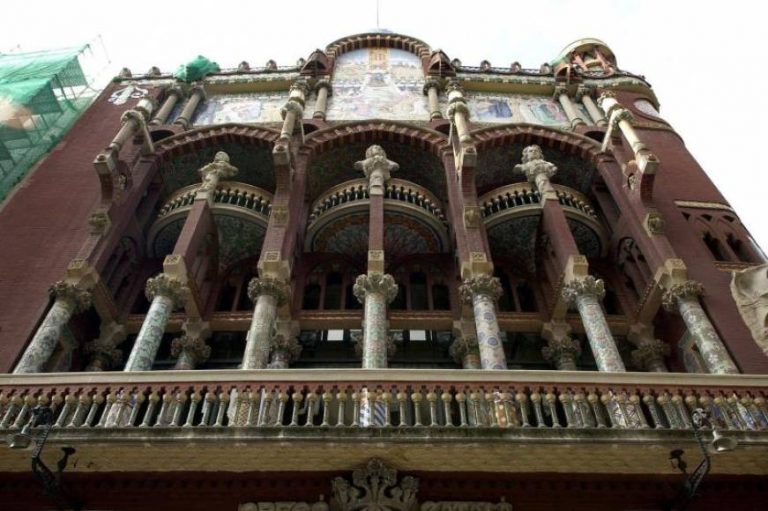 La ultraizquierda y separatismo atacan a pedradas al «Palau de la Música» de la Generalidad de Cataluña por el rapero Pablo Hasel