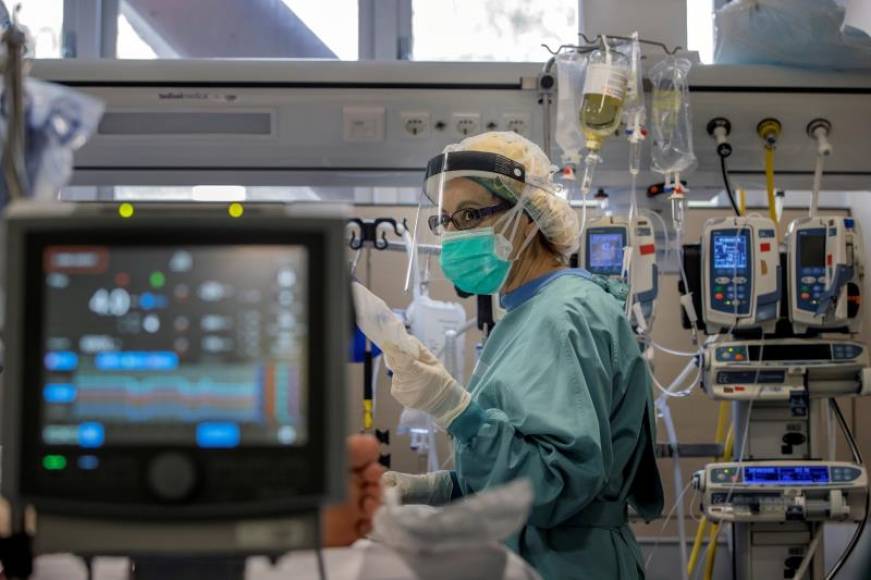 FOTOGRAFÍA. BARCELONA (ESPAÑA), 23.02.2021. Una profesional sanitaria trabaja en la UCI del Hospital Vall d'Hebron de Barcelona. Efe