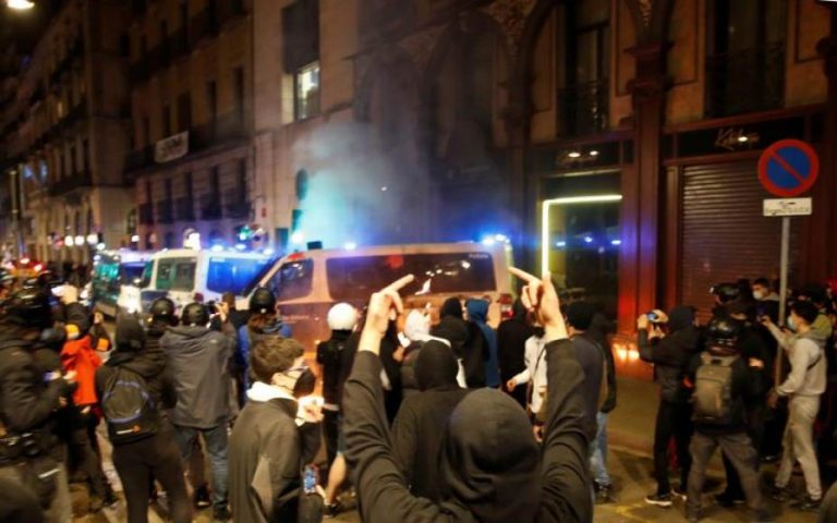 14 detenidos y 6 Mozos heridos en los saqueos, robos y ataques con cóctel mólotov, martillo y piedras por Pablo Hasel