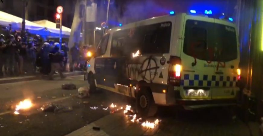 FOTOGRAFÍA. BARCELONA (ESPAÑA), 27.02.2021. Los terroristas callejeros de extrema izquierda y separatismo atacan la comisaría de La Rambla. Ñ Pueblo