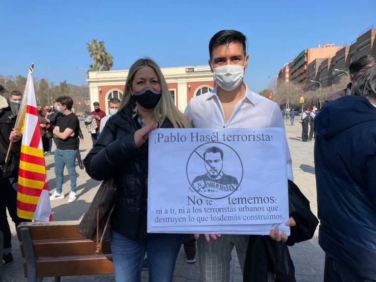 Cartel del 27F: «Pablo Hasel terrorista. No te tememos ni a ti ni a los terroristas urbanos que destruyen lo que los demás construimos»