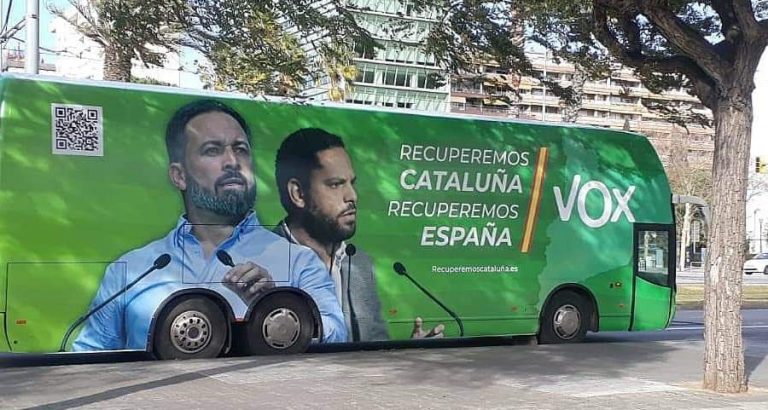 FOTOGRAFÍA. BARCELONA (ESPAÑA), FEBRERO 2021. VOX se afianza como fuerza catalana. Un bus circula por las calles de la ciudad de Barcelona con la publicidad del partido político la Voz de los Españoles (VOX) para las elecciones catalanas del próximo domingo, 14 de febrero de 2021 (14F). La imagen muestra al líder nacional de los verdes, Santiago Abascal Conde (i), junto al cabeza de lista por Barcelona al Parlamento de Cataluña y candidato de esta formación a la presidencia de la Generalidad de Cataluña, Ignacio Garriga Vaz de Conceiçao (d) y el lema con el la Voz de los Españoles se presenta por primera vez a unas elecciones a la cámara catalana, que es «Recuperemos Cataluña, Recuperemos España». Lasvocesdelpueblo (Ñ Pueblo)
