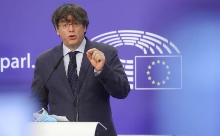 El golpista huido Puigdemont amenaza con que la «batalla no se acaba» ante la inminente retirada de su inmunidad por el Parlamento Europeo