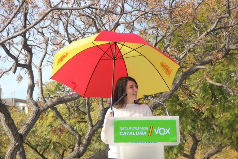 Olona exhibe los colores de la bandera y habla el catalán en un mitin del 14F de VOX en Castelldefels (Barcelona)