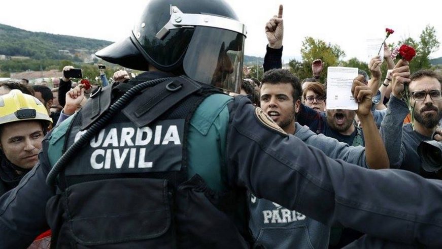 FOTOGRAFÍA. CATALUÑA (ESPAÑA), 01.10.2017. Un agente de la Guardia Civil, héroe nacional. Efe