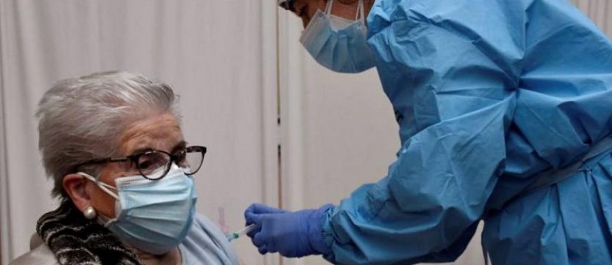 FOTOGRAFÍA. ESPAÑA, 22.02.2021. Personal sanitario administra la vacuna contra el coronavirus. Las dosis inoculadas en España contra la covid-19 . Efe