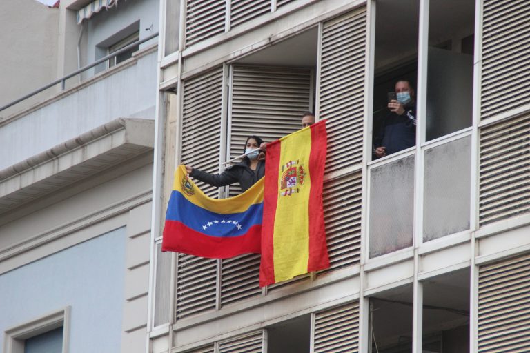 Fotografías mitin 14F de VOX en Figueras (Gerona) con Abascal y candidato Tarradas sin incidentes de violentos separatistas