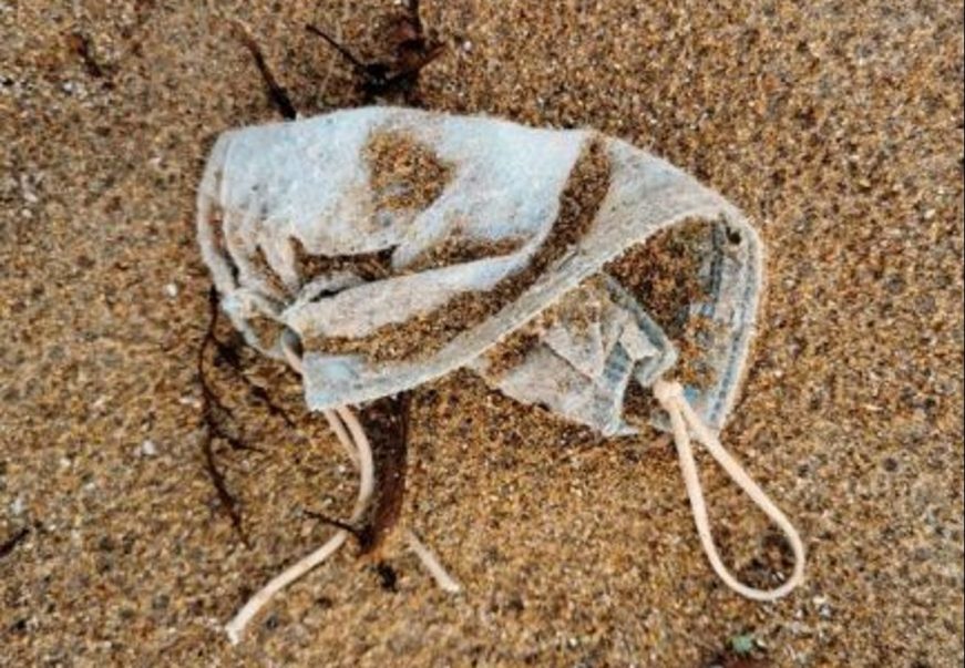FOTOGRAFÍA. LA CORRUÑA (ESPAÑA), 11.02.2021. Una mascarilla abandonada en la arena en una playa en La Coruña. Efe