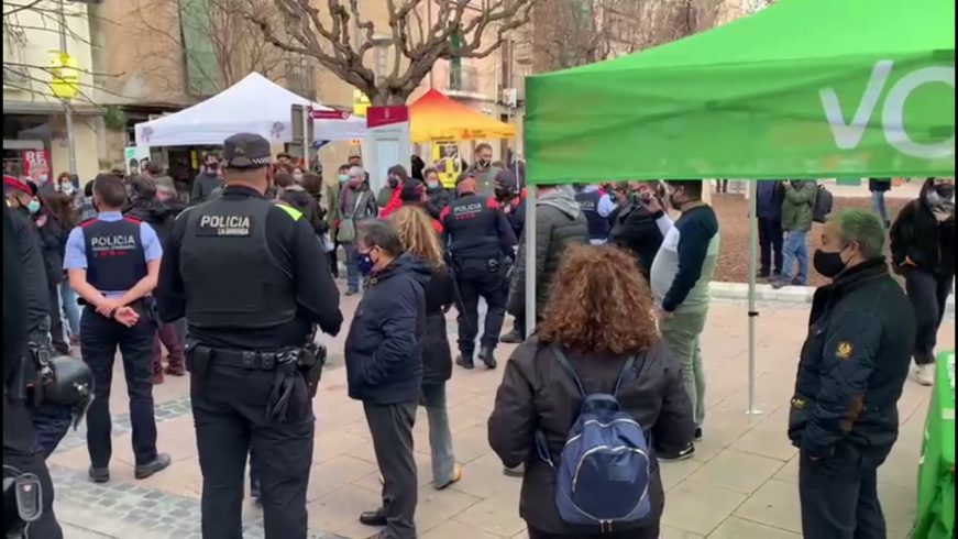 FOTOGRAFÍA. LA GARRIGA (VALLÉS ORIENTAL) BARCELONA (ESPAÑA), 30.01.2021. VOX instala una carpa informativa en el mercado semanal de La Garriga. Ñ Pueblo