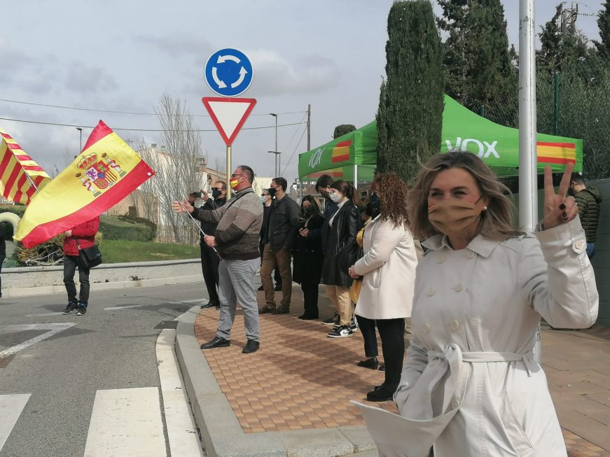 FOTOGRAFÍA. LA POBLA DE MAFUMET (TARRAGONA) ESPAÑA, 22.02.2021. Los diputados electos de VOX por Tarragona, Isabel Lázaro Pina, la cabeza de lista, y Sergio Macián De Greef. Ñ Pueblo