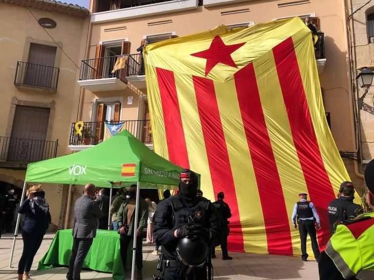 VOX resiste en las Borjas Blancas (Lérida) frente a un supremacismo que despliega una gigante bandera separatista