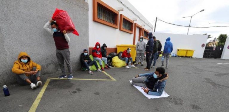 64 inmigrantes ilegales con «actitud agresiva» profieren «amenazas» al personal de Cruz Roja en el campamento «Canarias 50»