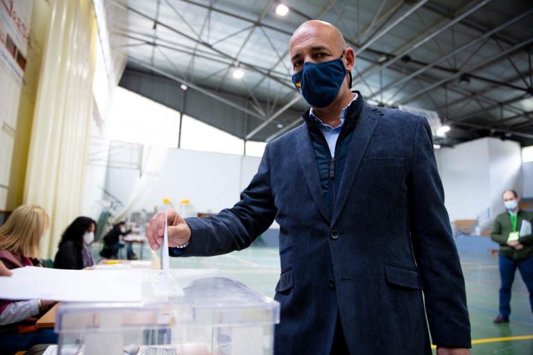 El candidato de VOX por Lérida al 14F Antonio Ramón López Gómez ejerce su derecho al voto