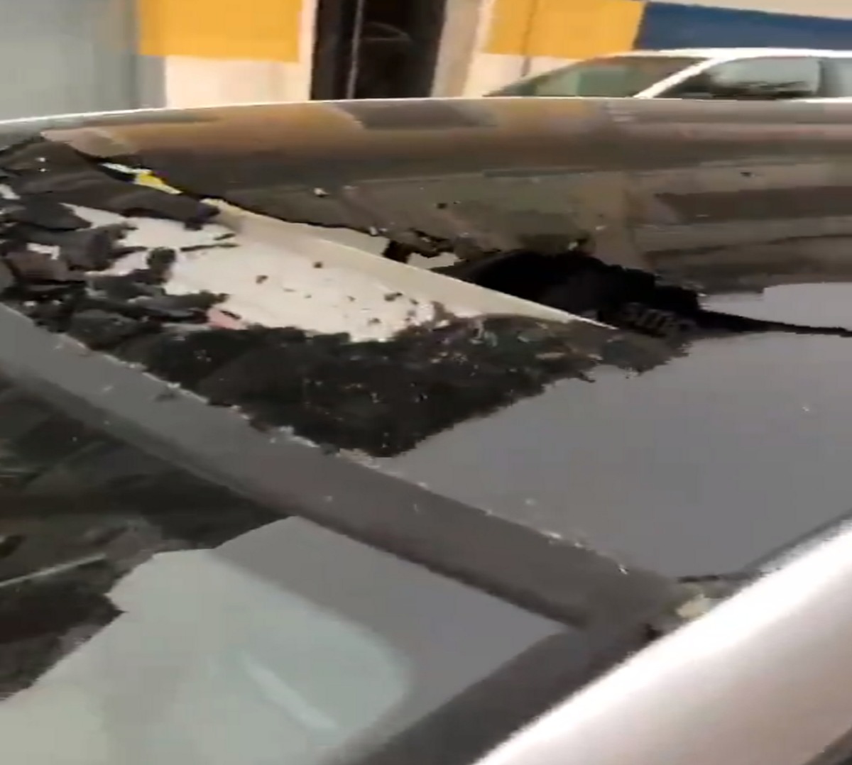 FOTOGRAFÍA. LÉRIDA (ESPAÑA), 22.02.2021. Vista del estado del coche particular del el nuevo diputado electo de VOX por Lérida al parlamento de Cataluña. Ñ Pueblo (1)