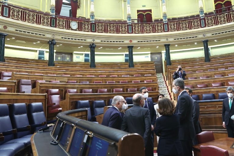 El rey Felipe VI: «hoy 23F, como Rey, símbolo de la unidad y permanencia del Estado, mi compromiso con la Constitución es más fuerte y firme que nunca»