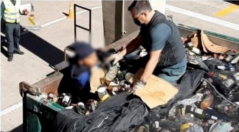 La Guardia Civil pilla en el Puerto de Melilla a un inmigrante ilegal dentro de un saco con cenizas y 41 otros ocultados en bateas, camiones y contenedores