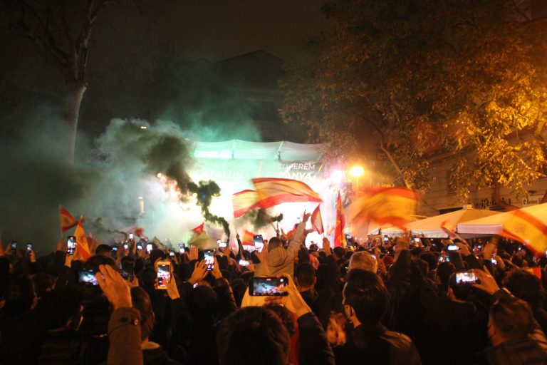 Fotografías del histórico cierre de campaña electoral del 14F catalán de VOX en Plaza Artós de Barcelona con Abascal y los candidatos 