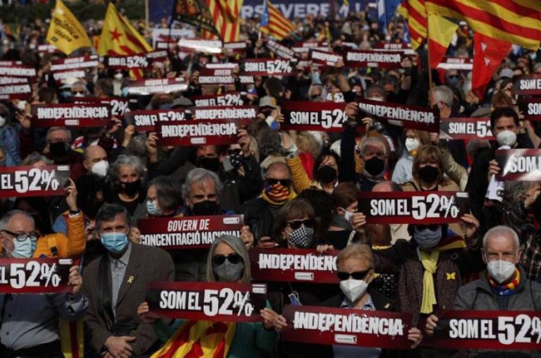 Miles de separatistas se manifiestan en Barcelona con gritos de: «Independencia, 1-O ni olvido ni perdón, Puigdemont es nuestro presidente»