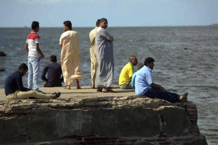 Un bote con 150 inmigrantes ilegales pide auxilio urgente desde las costas de Libia (África)