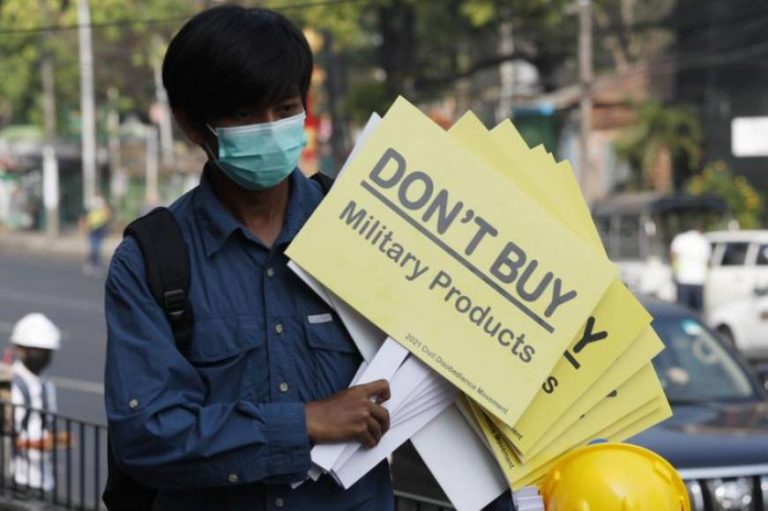 Gas lacrimógeno contra manifestantes pacíficos en Rangún (Birmania) en protestas contra la junta militar que tomó el poder el 1F