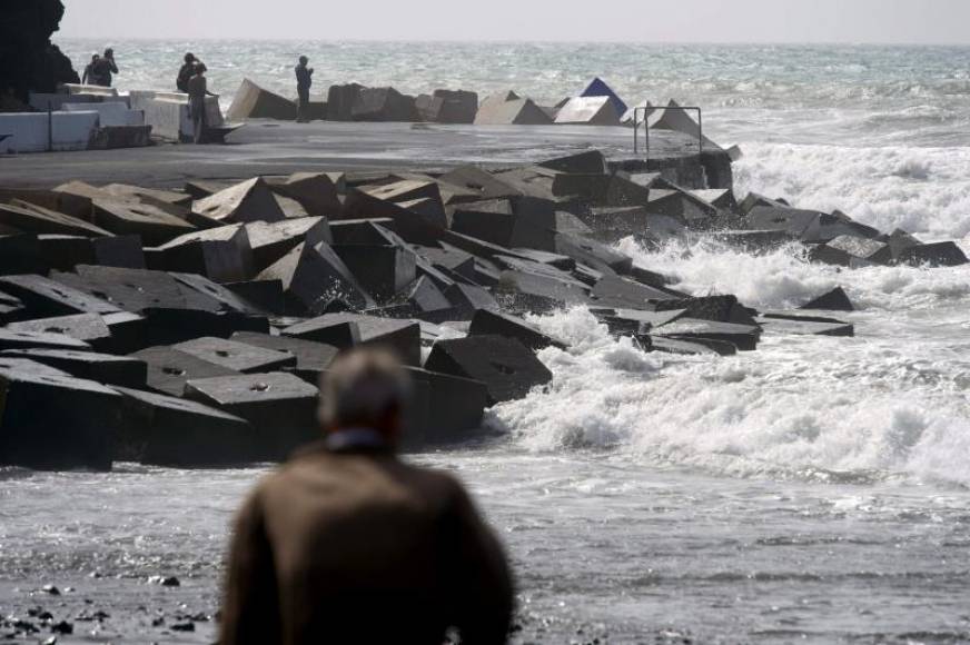 FOTOGRAFÍA. TARAJALEJO 8FUERTEVENTURA) ESPAÑA, 26.02.2021. Varias personas observan el estado del mar en el embarcadero de la playa de Tarajalejo. Efe