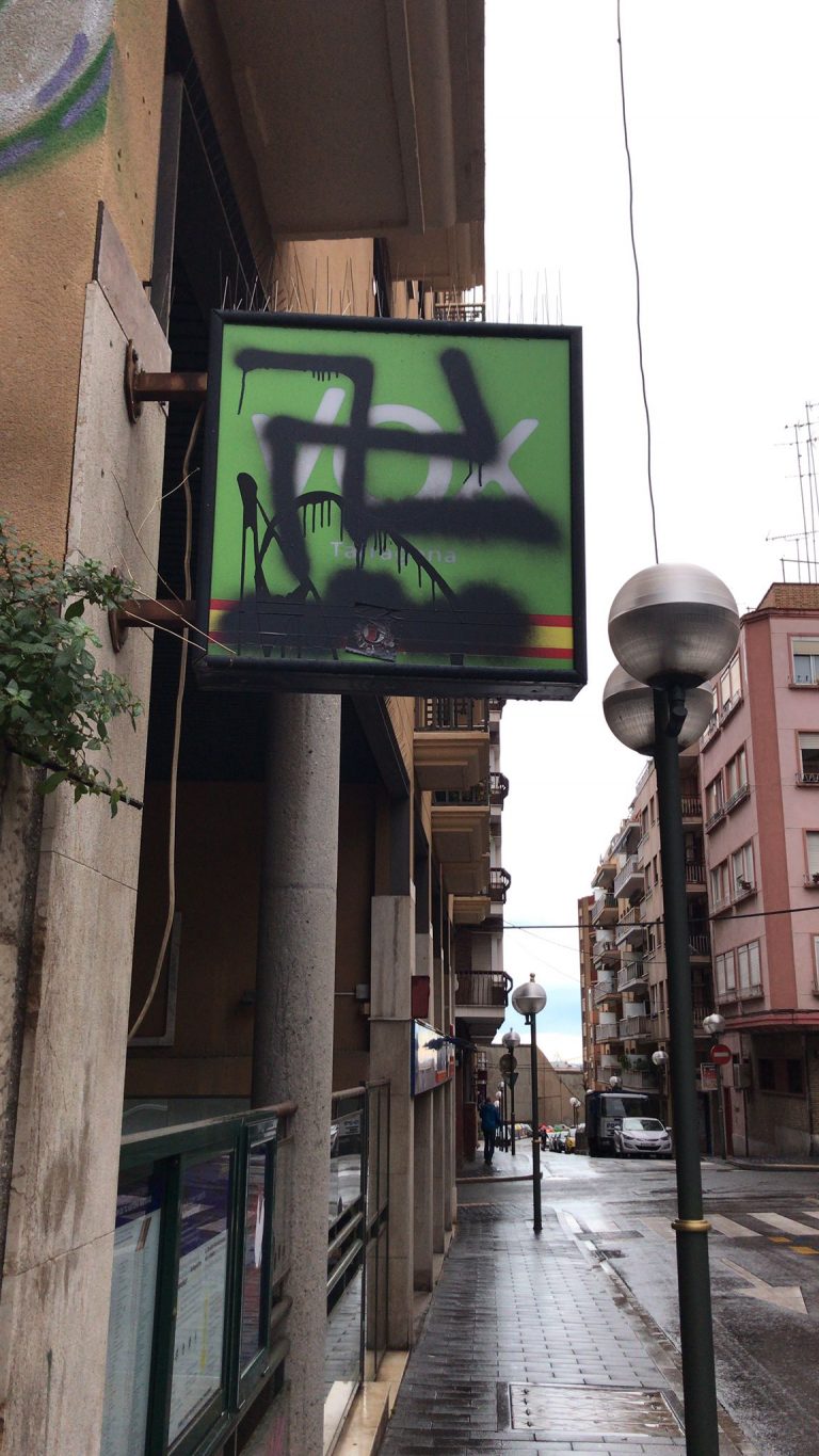 Violentos separatistas atacan la sede de VOX en Tarragona durante la campaña electoral del 14F