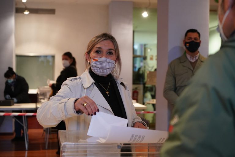La candidata de VOX por Tarragona al 14F Isabel Lázaro Pina ejerciendo su derecho al voto