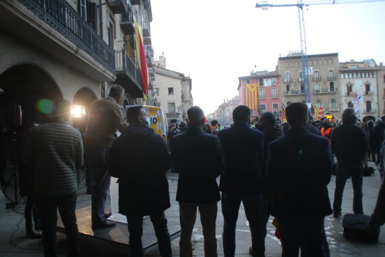 VOX recupera la Plaza Mayor de Vic (Barcelona) y camina por sus calles cantando: «Hay que votar a VOX»
