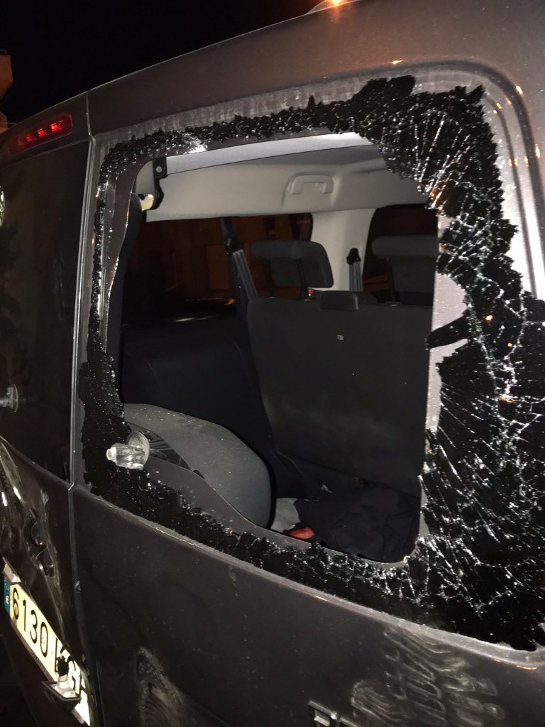 Imágenes del separatismo y ultraizquierda atacando los coches de candidatos de VOX en Vic (Barcelona) tras su derrota en Plaza mayor de Vic
