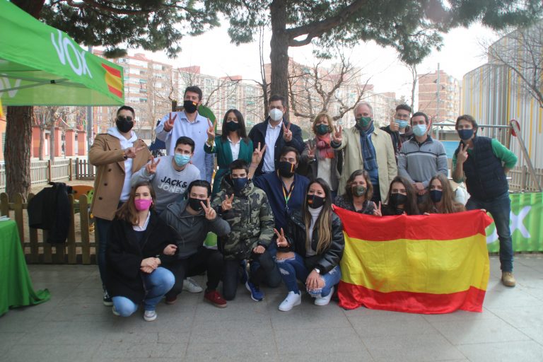 Fotografías del mitin del 14F de VOX en Cornellá (Barcelona) con Aizcorbe, Antonio Gallego, Mónica Lora y Elisa Fuster
