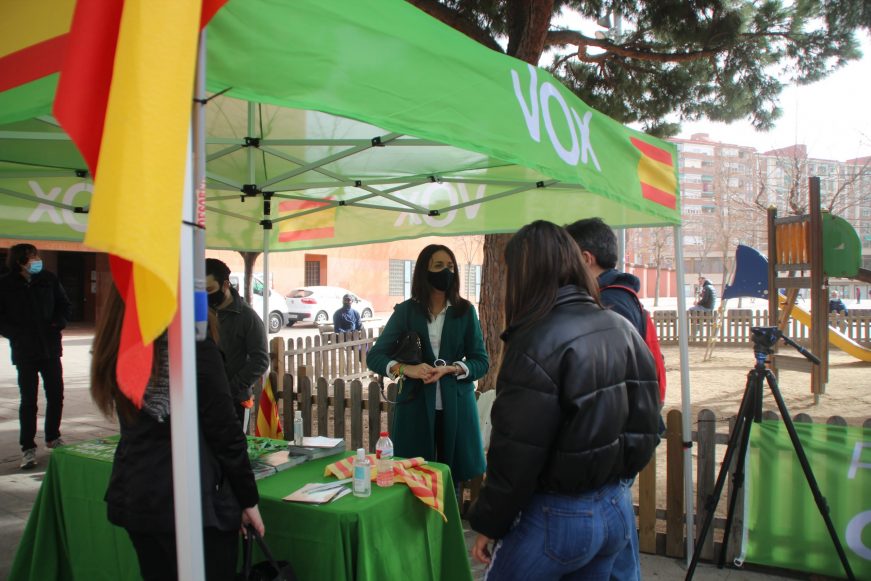 FOTOGRAFÍA.. CORNELLÁ DE LLOBREGAT (BARCELONA) ESPAÑA, 06.02.2021. VOX instala una carpa informativa. Ñ Pueblo (11)
