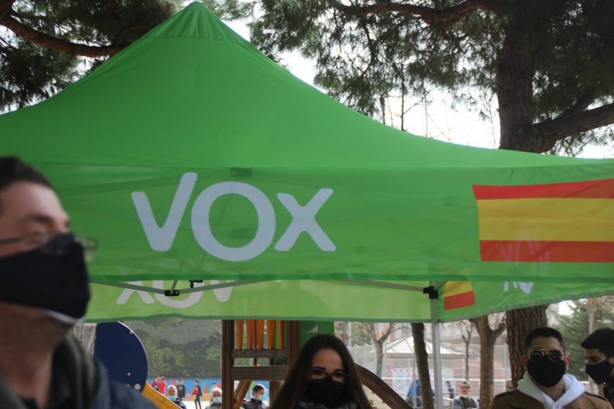 FOTOGRAFÍA.. CORNELLÁ DE LLOBREGAT (BARCELONA) ESPAÑA, 06.02.2021. VOX instala una carpa informativa. Ñ Pueblo (12)
