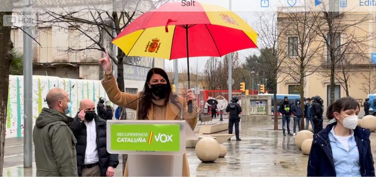 VOX recupera Salt (Gerona) en medio de una lluvia de piedras lanzadas por separatistas y MENAS
